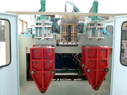 交通設施吹塑機的設備運行要求